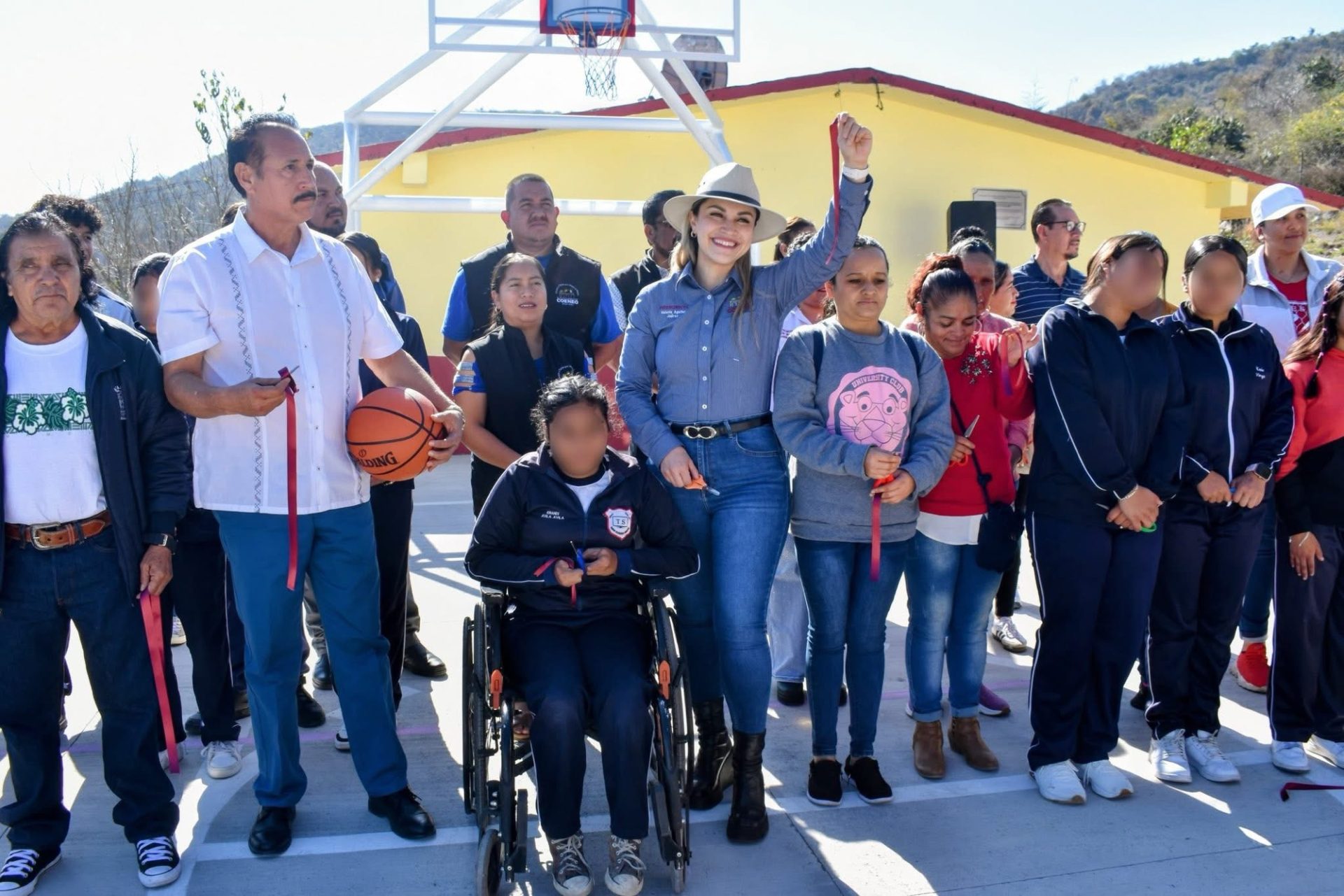 Coeneo fortalece sus vialidades con trabajos de bacheo en distintos puntos del municipio Gracias a Valeria Aguilar