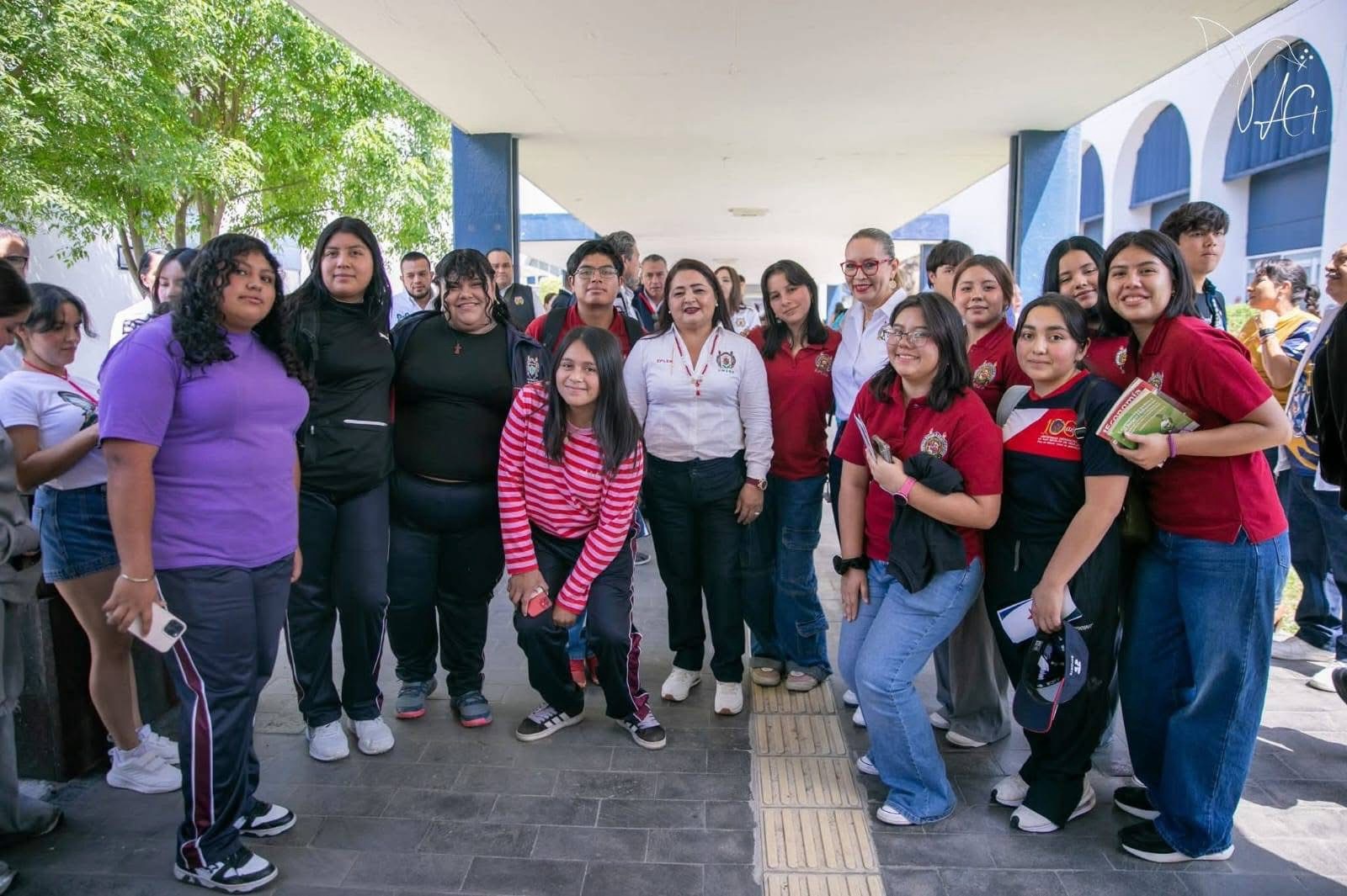 Estudiantes de la Preparatoria Emiliano Zapata de Zacapu visitan la ExpOrienta de la Universidad Michoacana