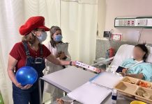 Reciben regalos infantes de pediatría del HGR No. 1 Charo